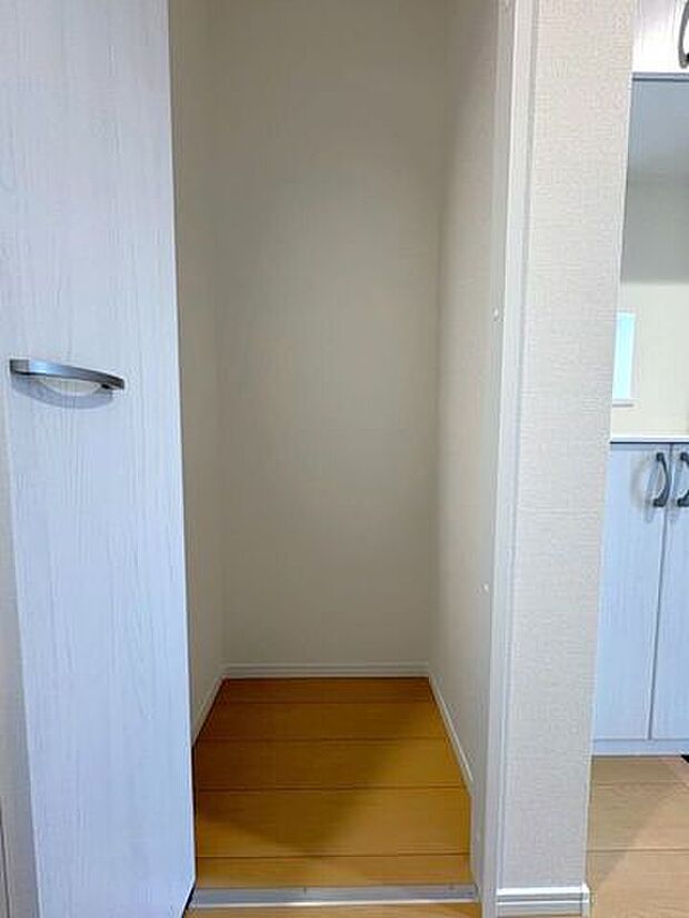 玄関すぐに便利な収納付きです