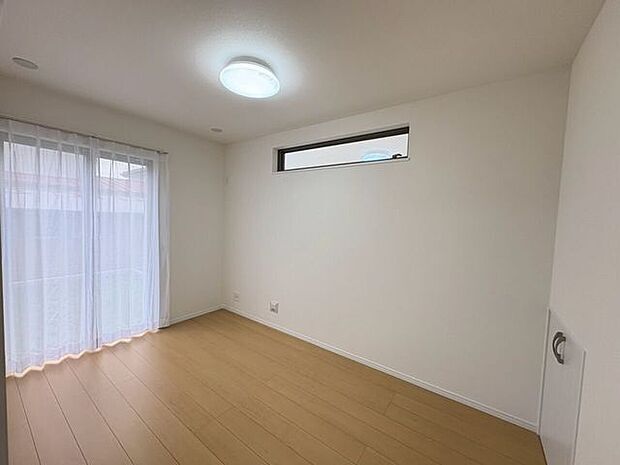 引き戸を開ければリビングと一続きになる使い勝手の良い洋室です