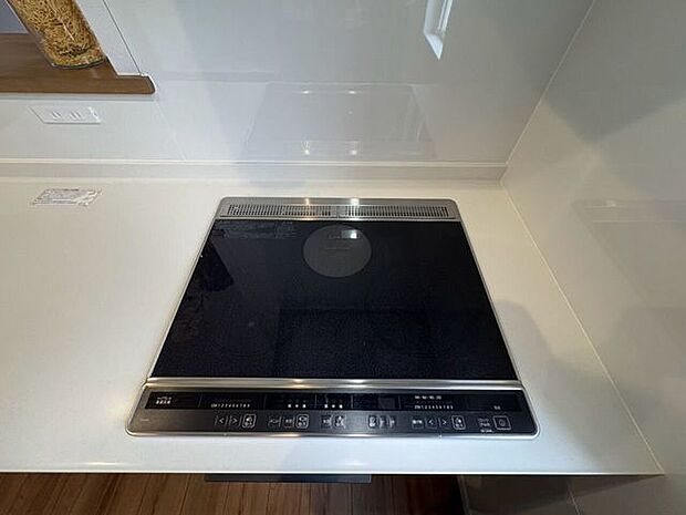 火を使わない安心感に加え、フラットな天板でお手入れもしやすいIHクッキングヒーター
