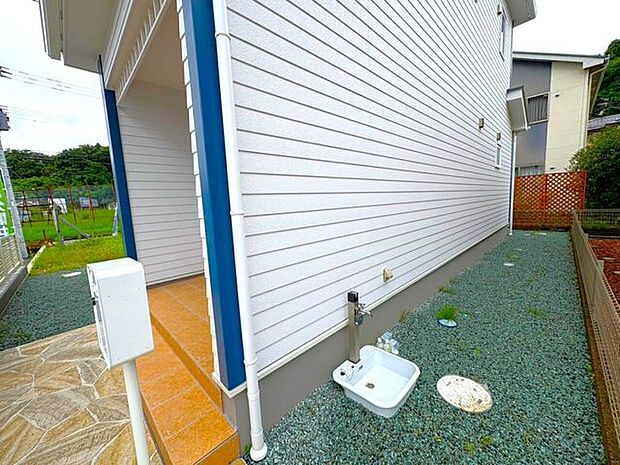 屋外には便利な水栓を設置♪