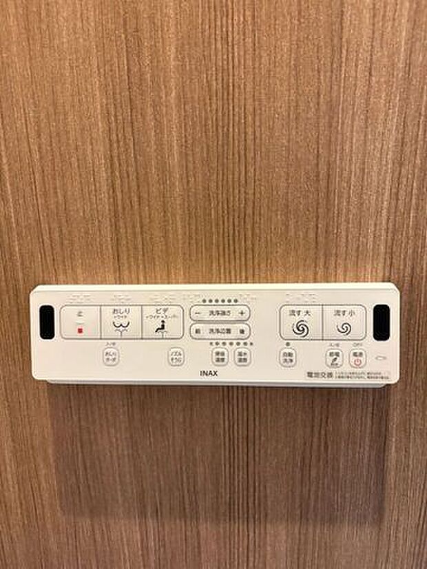 温水洗浄などの便利機能を手元で簡単に操作できる壁付けリモコン