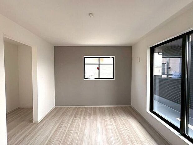 主寝室には大きなウォークインクロゼットがあり、ご夫婦の衣類もしっかりと収納できるので住空間を有効的に使えます+*