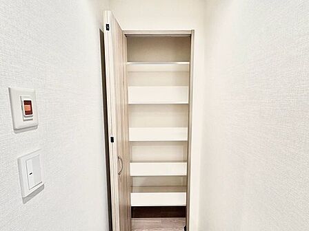 浴室近くに収納スペースを備えており、タオルや洗面用品、着替えなどの収納に便利♪