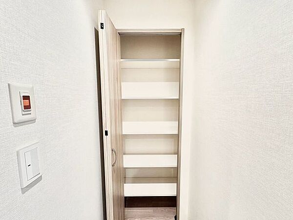 浴室近くに収納スペースを備えており、タオルや洗面用品、着替えなどの収納に便利♪