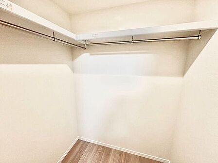 衣類や季節物をまとめて収納できるWIC