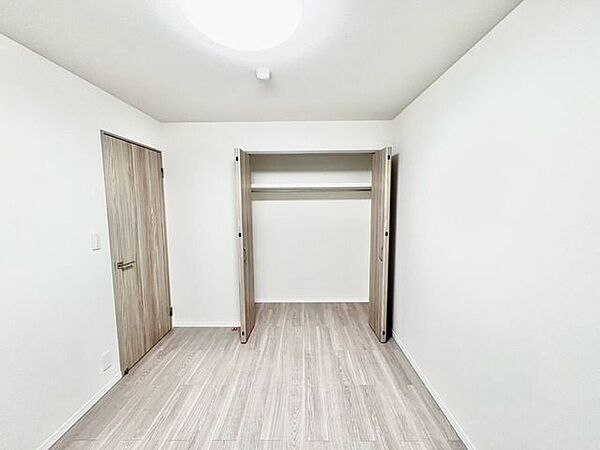 各居室に収納があるので、お部屋を広く使えます♪