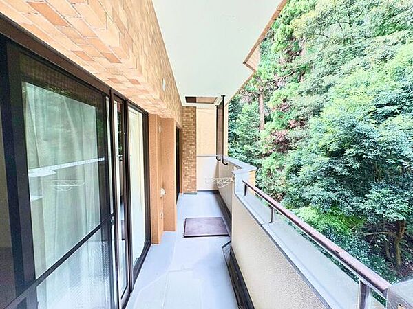 バルコニーから緑を身近に感じられ、自然の心地よさを楽しめます♪