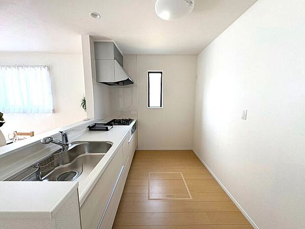 対面式のキッチンは、大人が並んでもゆったり調理できる幅も魅力です♪