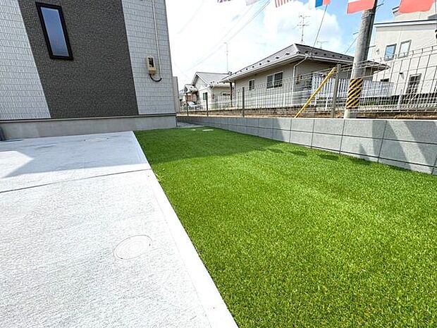お手入れの手間が無くなる人工芝のお庭です♪