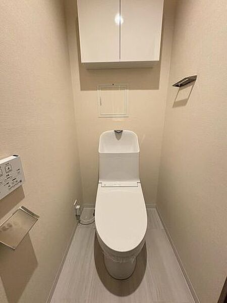お掃除グッズも収納可能◎温水洗浄シャワー付きトイレで快適に過ごせます