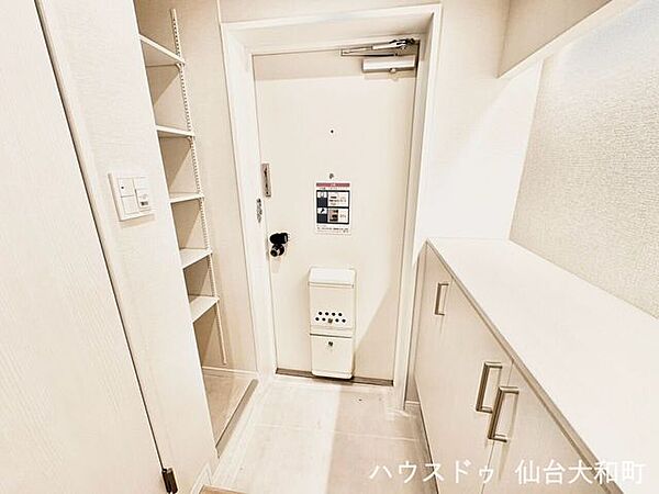 玄関にはたっぷり靴が収納できるシューズボックスがあります