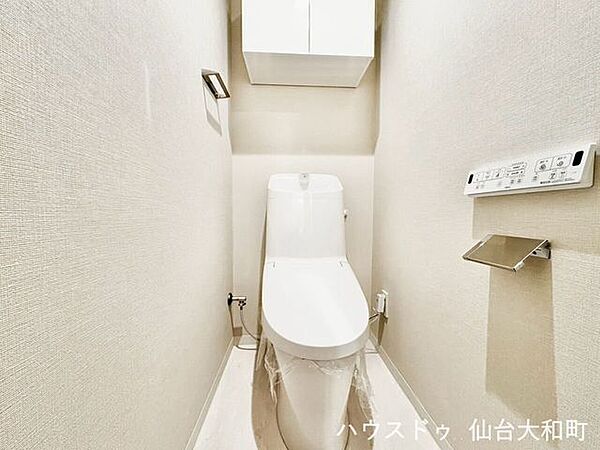 吊り戸収納付きで、すっきり片付くトイレ
