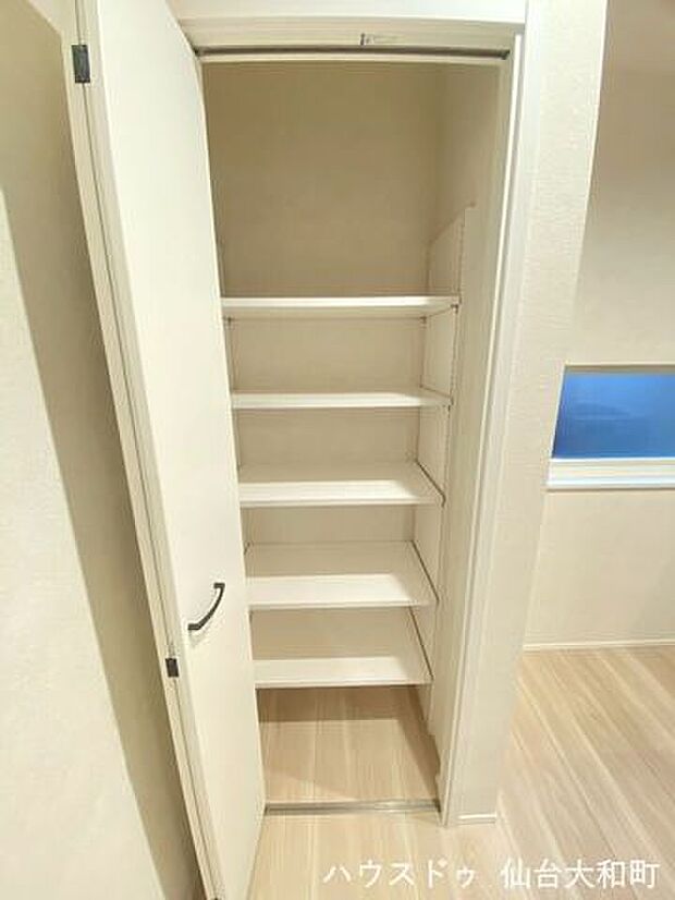 キッチン横のスペースには、ストック食材や日用品もまとめて収納OK