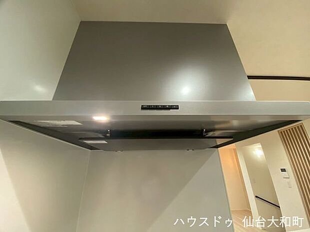 機能性と実用性を兼ね備えた、フラットタイプのレンジフード