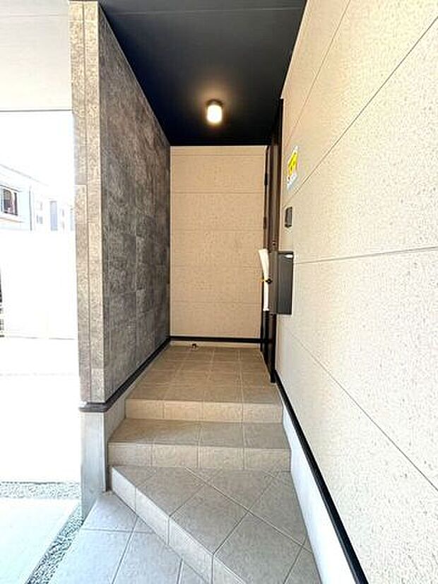 雨風だけでなく、プライバシーも守られた玄関ポーチ+＊