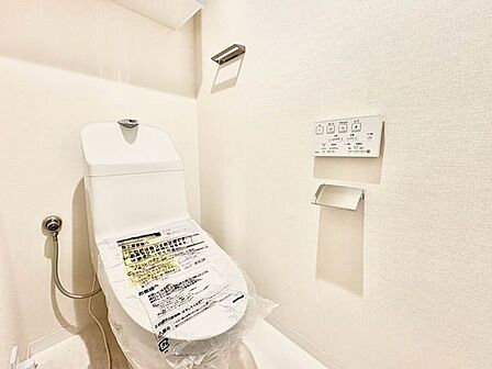 壁付けリモコンで操作しやすい温水洗浄便座