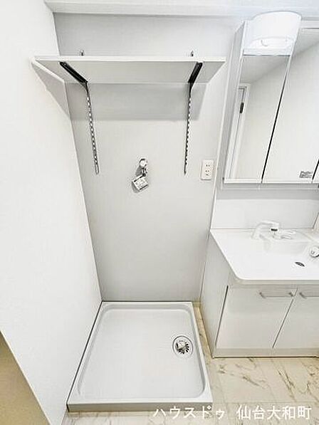 水に強い床材を使用した洗面室+*洗濯機置き場の上には、可動式の棚を設置しました