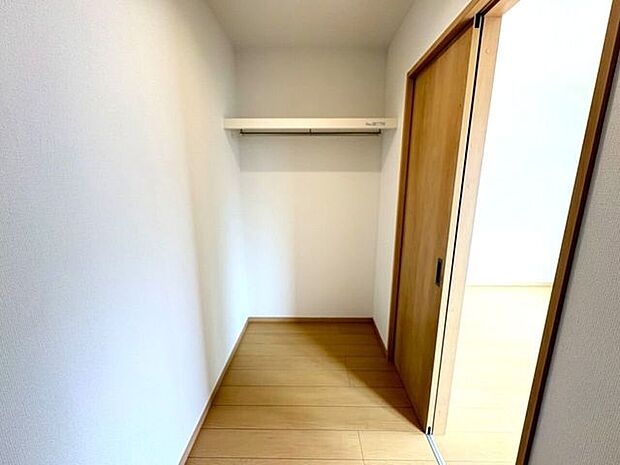 ハンガーパイプ付き枕棚が2つあるウォークインクロゼットは、ご夫婦・兄弟と分けて使うことも可能◎