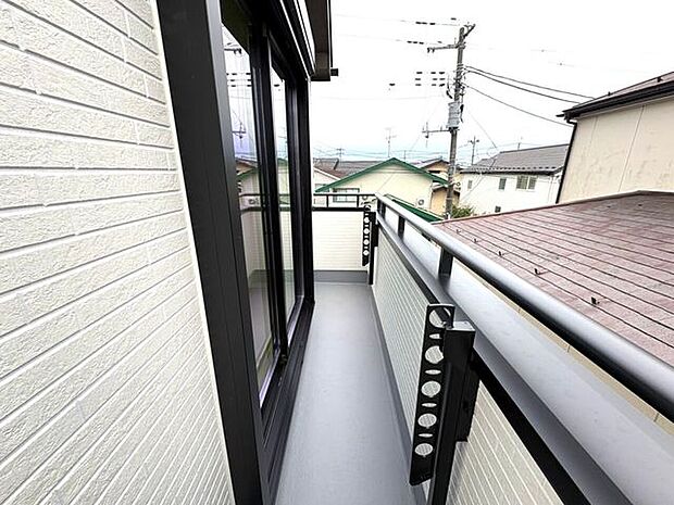 バルコニーには物干し金具付きで、洗濯物も外干しでカラッと。*♪