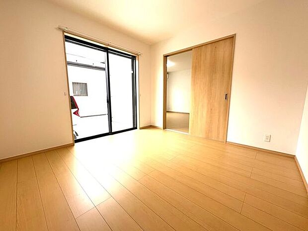 1階のリビング脇にも洋室を。*♪お子様の遊び部屋にしたり、室内干しのスペースとしても良さそうです