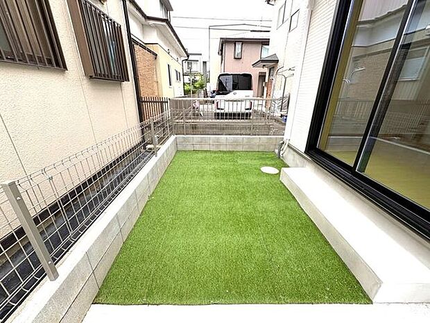 メンテナンスの手間が省ける人工芝のお庭スペース*。雨が降っても建物へ泥水が跳ねるのも防ぎます◎