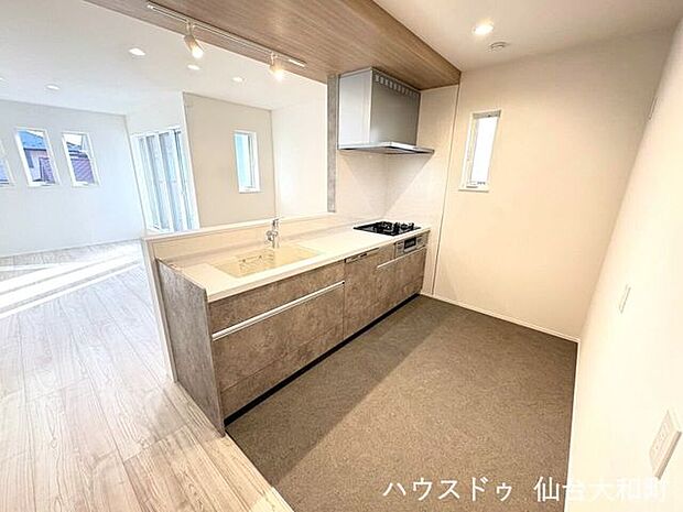 キッチンの床は水がこぼれてもお手入れしやすい素材を採用◎