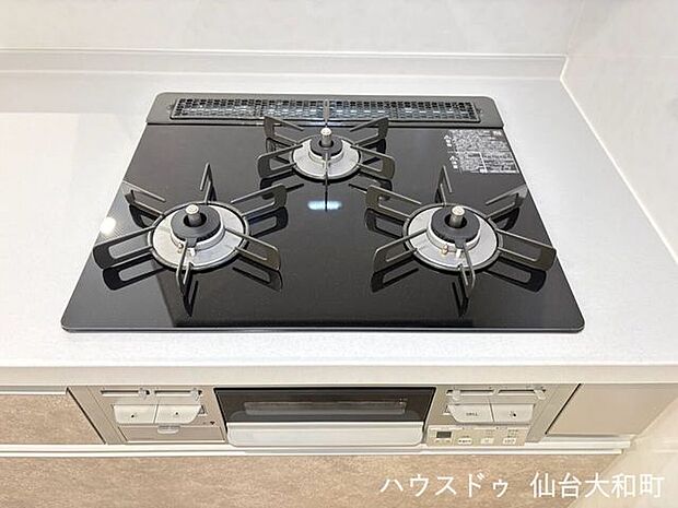 グリル付き三口ガスコンロなら、同時調理も可能です♪トップ面もお掃除もラクにできます