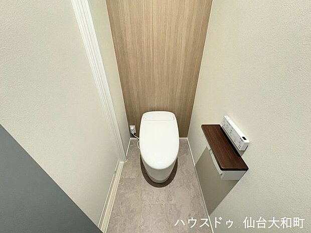 スタイリッシュなタンクレストイレ+＊♪温水シャワー洗浄付きトイレで毎日快適です