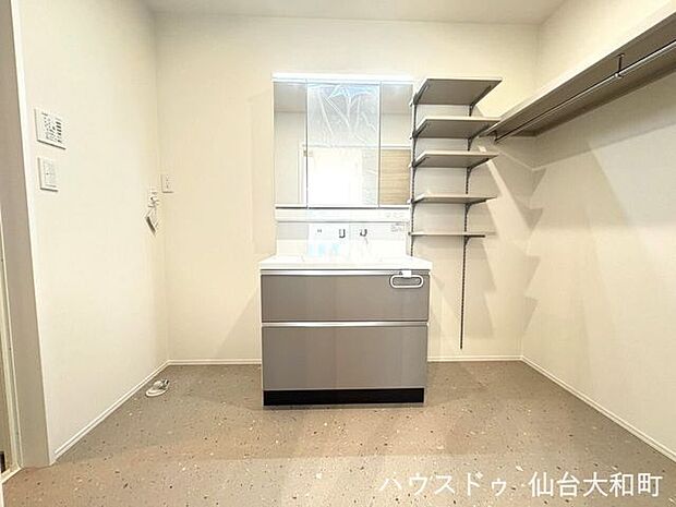洗濯した衣類をそのまま掛けて収納が出来るランドリースペース+＊♪毎日着るワイシャツは体育着は、掛けて収納が便利です◎