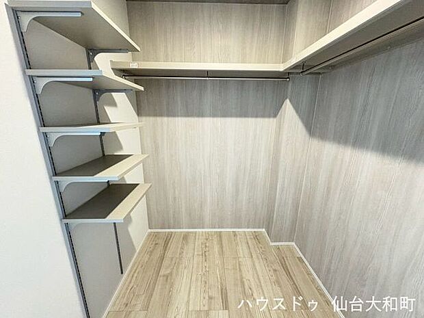 可動棚とハンガーパイプ付きなので、日焼けしたくない大切な衣類やバッグも収納可能◎