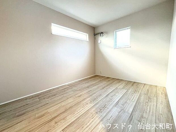 約6.1帖の洋室はお子様部屋としてもジャストサイズ。＊