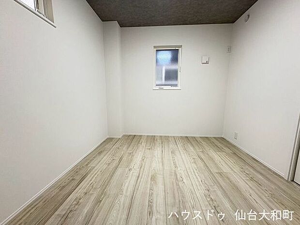 約5.3帖の納戸、オフシーズンの家電や趣味のグッズをしまうのにも便利です。＊大きなスーツケースも収納できます♪