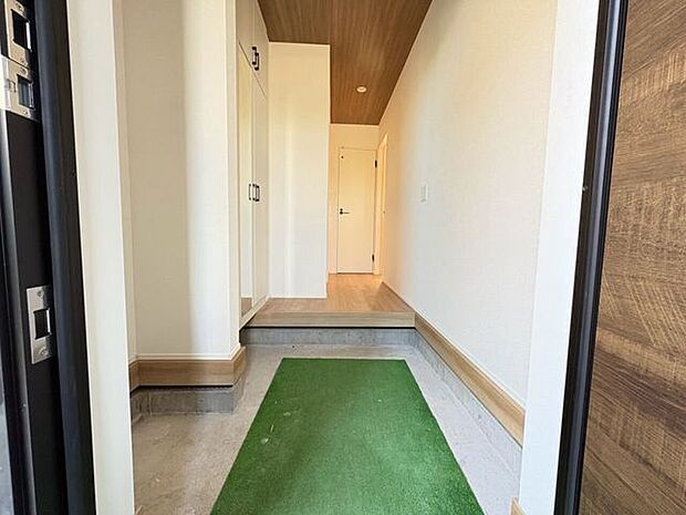 玄関には扉のない土間スペース付き◎傘てたや折りたたんだベビーカーを置くことも出来ます。*