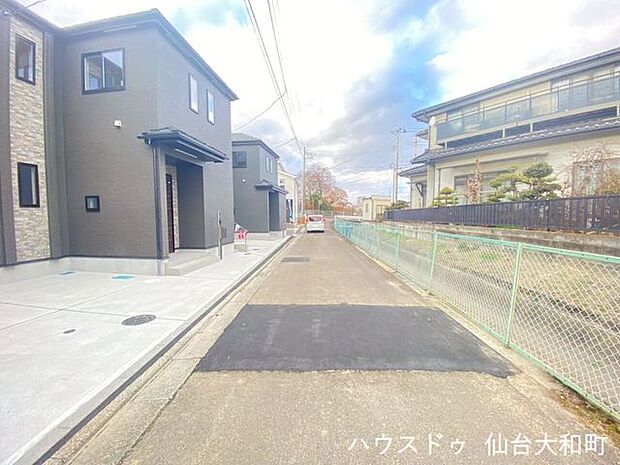 前面道路は幅員約4.0ｍお車の出し入れもスムーズに行えます◎