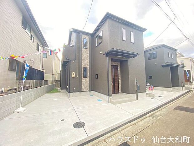 【駐車場】縦列で2台停められる駐車スペースは、時間差で出勤するご夫婦にも使い勝手◎