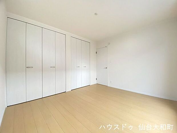 【主寝室】約7帖。バルコニーに面しているので、布団干しにも便利