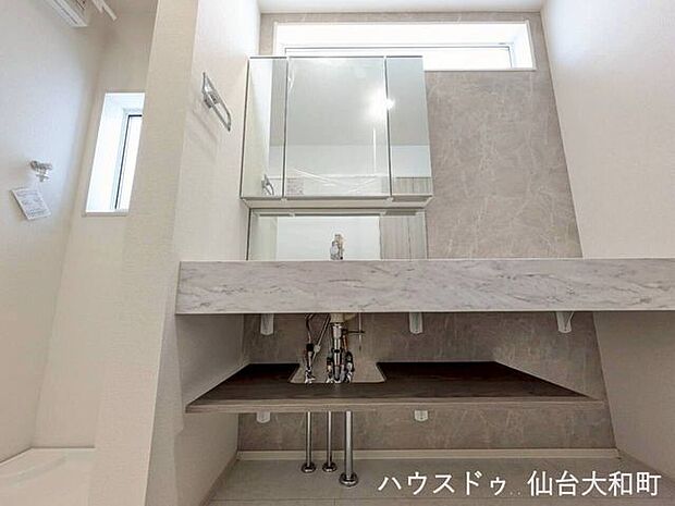 洗練されたデザイン×清潔感を保ちやすいフルフラットカウンターの洗面台+*