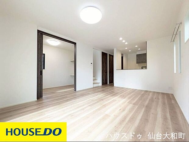 ナチュラルな木目フローリングが映える、陽光たっぷりのリビング空間♪