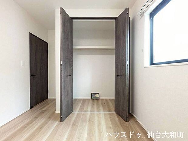衣類をすっきり収納できるクローゼット完備