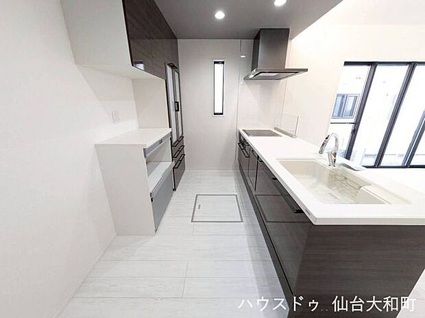 対面式でリビングを見渡せる開放的なキッチンです