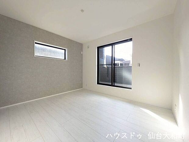 デザイン窓が映える洋室