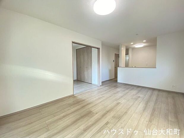 お隣の洋室の扉を開けると、20帖の大空間に♪