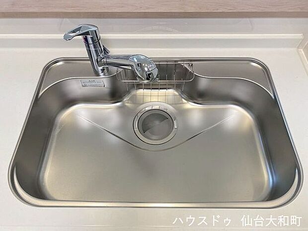 浄水器一体型のシャワー水栓を採用+*カートリッジを取り換えるだけで、いつでもおいしいお水が安心してご家庭で使えます+*