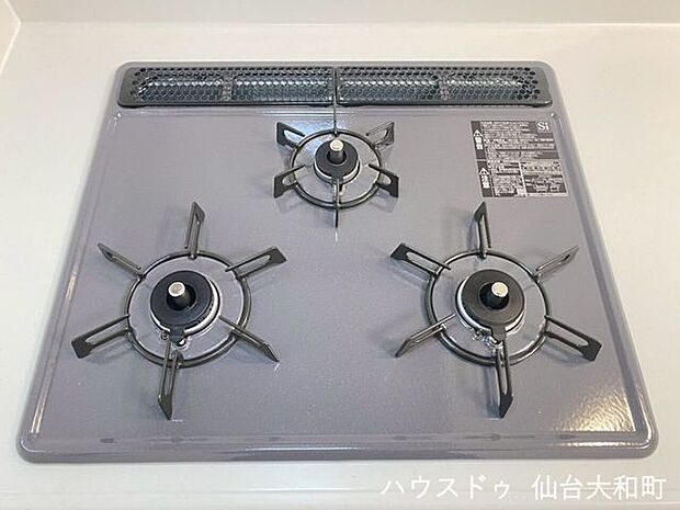 三口ガスコンロは、強い火力で同時調理ができるので、働くご夫婦をサポートします♪
