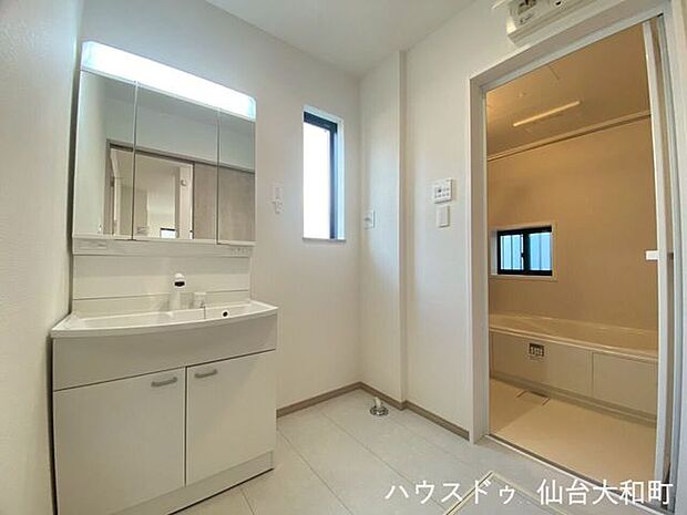 水濡れに強い素材を使用した洗面脱衣室なら、お子様が濡れたままお風呂から上がっても安心です+*