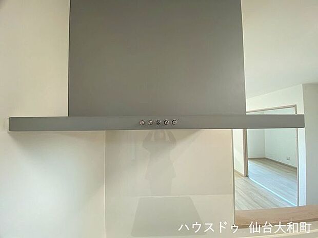 お手入れのしやすさだけではなく、ちょっとした調理グッズを置くこと物可能なフラットタイプレンジフード+*