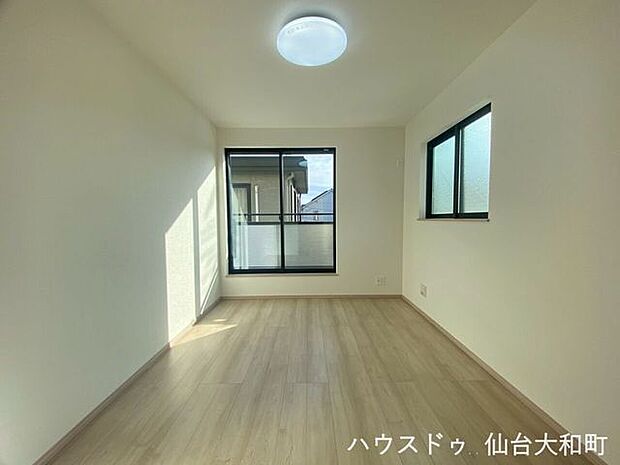 バルコニーに面した洋室は、布団干しもOK