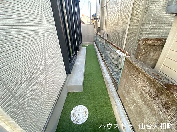 メンテナンスフリーが嬉しい人工芝敷きのお庭+*