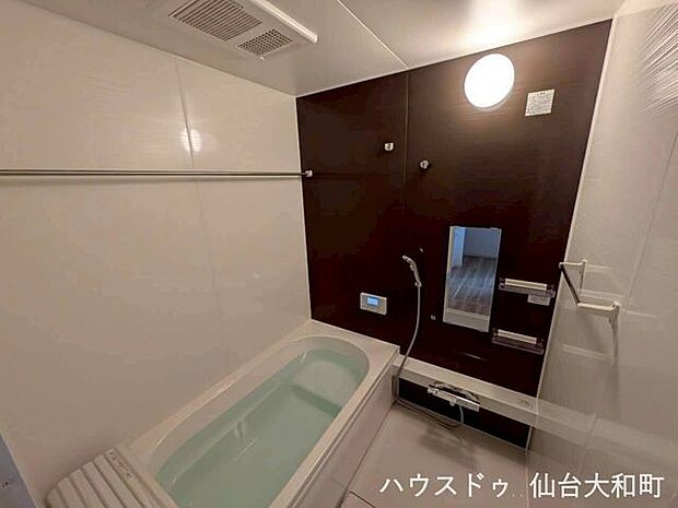 ベンチ付き浴槽は、半身浴や小さいお子様の入浴時も大活躍◎