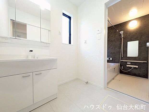 自然光も入り明るい洗面室